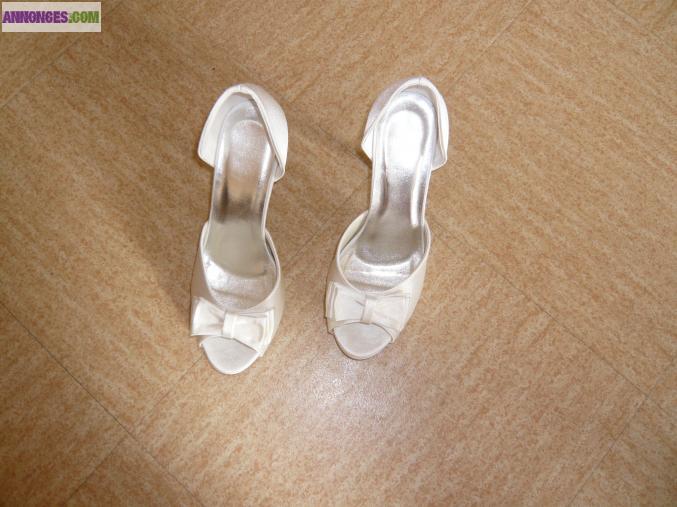 A VENDRE: CHAUSSURES DE MARIAGE FEMME SATIN IVOIRE TAILLE : 37
