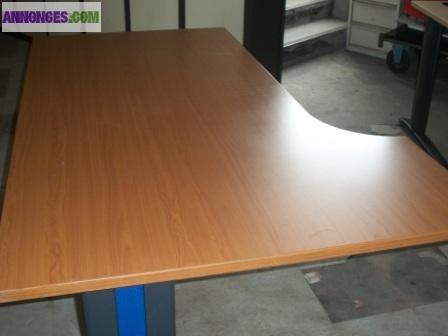 BUREAU DROIT AVEC LEGER RETOUR