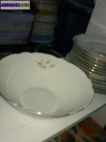 Lot d'assiettes et verres liseré doré