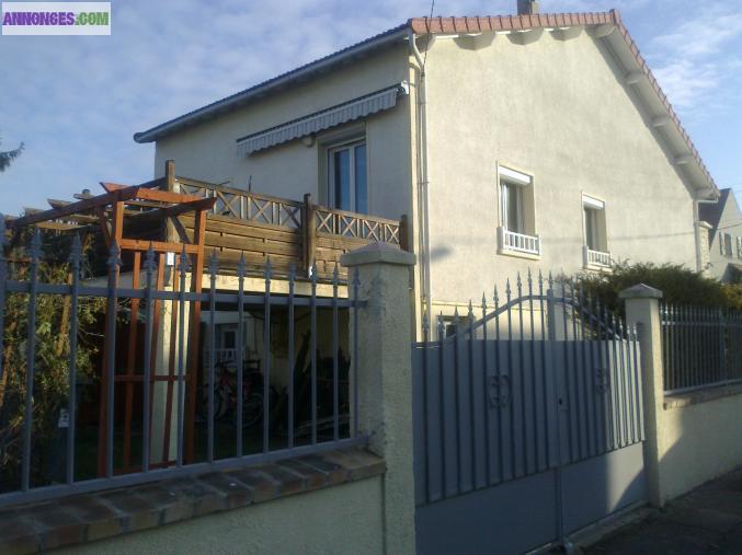 Maison sur 2 étages dans quartier calme