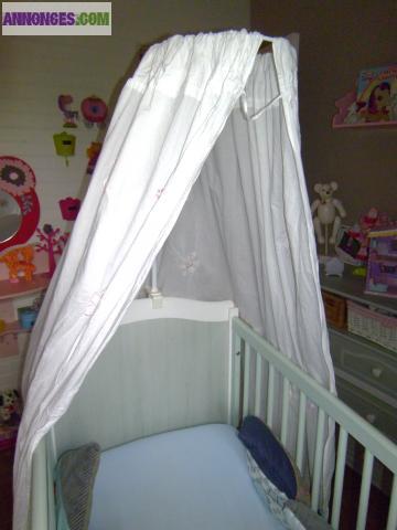 Ciel de lit bébé fille