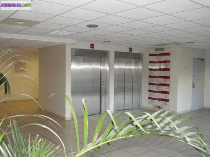 LOUE BUREAU 80 M2 EN ZONE FRANCHE MARSEILLE 2EME