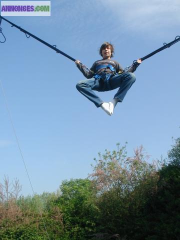 Trampoline assisté par élastique