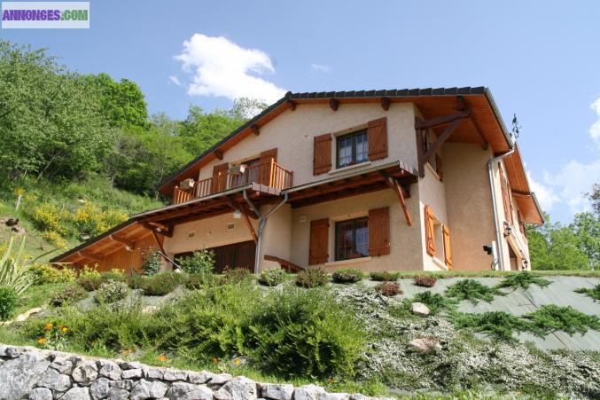 Vends maison de caractère avec piscine.