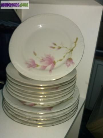 Lot d'assiettes et verres liseré doré