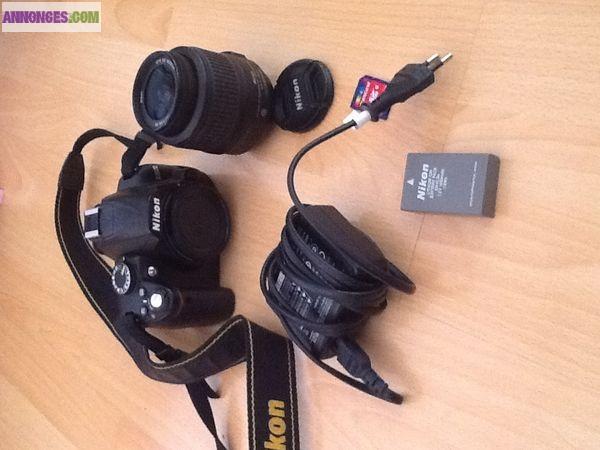 Nikon D3000 avec objectif 18-55mm et accessoires