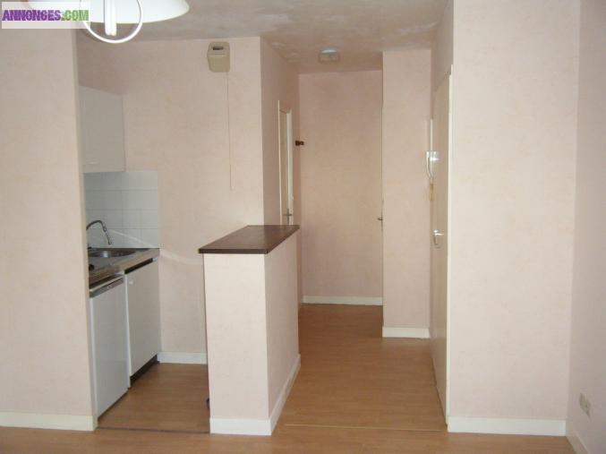 Loue a poitiers beau studio avec place  de parking