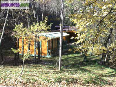 Chalets dans un camping avec piscine biologique en pleine nature
