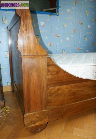 Lit une place noyer massif