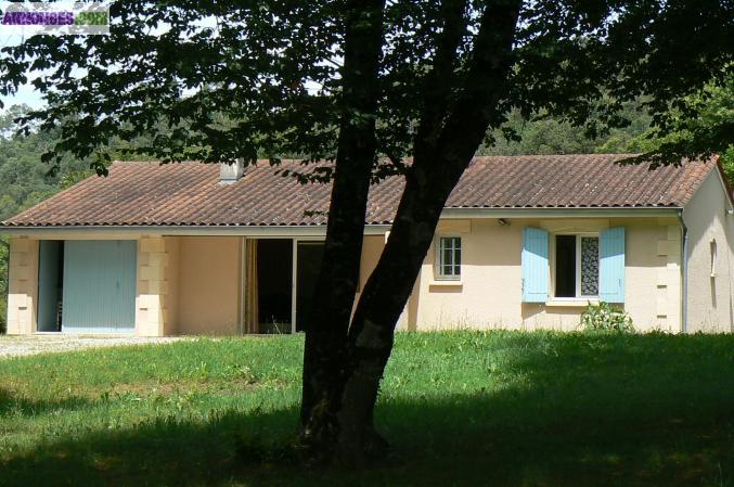 Maison de plain pied dans parc clos