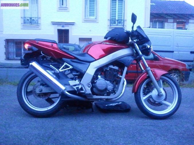 Roadster Daelim Roadwin avec équipements