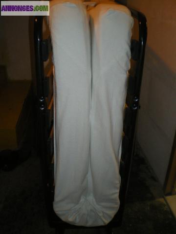 Lit pliant sur roulantes